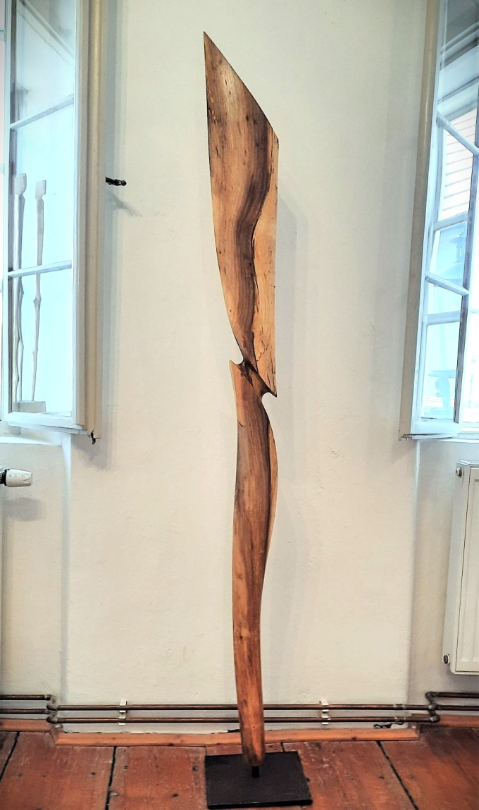 dřevěná socha Cherokee ořech 180 cm, 18 800,-