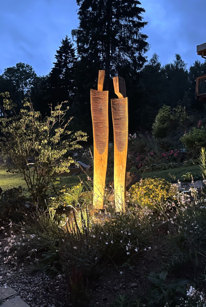 zahradní dřevěná socha osvětlená Naslouchání 